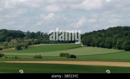 Paesaggio rurale del ranquil con Rolling Hills e Green Fields Foto Stock