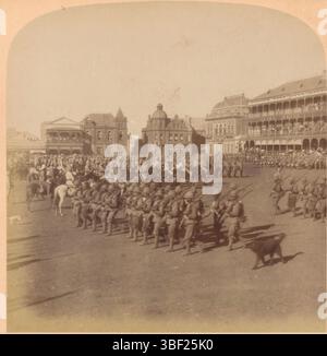 New York, Underwood e Underwood, Pretoria, l'occupazione di Pretoria 5 giugno - truppe in primo piano davanti a Lord Roberts, S.A., Vista a Kerkplein durante la capitolazione di Pretoria con le truppe di Lord Roberts (Frederick Sleigh Roberts) in primo piano, 5 giugno 1900, New York (città), verso - stampato, stereografo, stereofoto, foto, opere e studi / Arlington, N.J. Littleton, N.H. Washington, D.C., recto - stampato, 128, Copyright 1901 di Underwood & Underwood., altezza 88 mm, larghezza 178 mm, fotografo, 1901 - 1901, cartone, cartone, carta fotografica, stampa albume, albumina pr Foto Stock