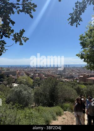 Una splendida vista sulla città in una bella giornata dal Parc Güell di Barcellona, dove la Sagrada Familia può essere vista a lungo con molti altri edifici e porti. Foto Stock