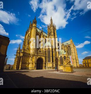 Cattedrale di Santo Stefano a Metz, in Francia, in una giornata di sole - aprile 2025 Foto Stock