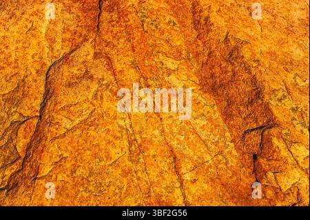 Il bagliore dorato del tramonto illumina le aspre scogliere costiere della Svezia. La luce calda esalta le texture del paesaggio roccioso, creando un respiro Foto Stock