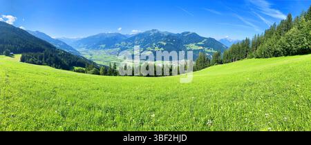 Paesaggio montano nelle giornate di sole. Valle di Zillertal, Austria. Foto Stock