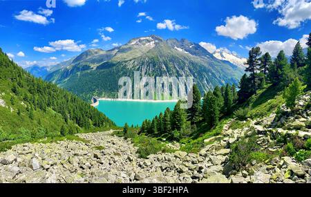 Lago artificiale di Schlegeis nelle giornate estive di sole, valle della Zillertal, Alpi austriache. Foto Stock