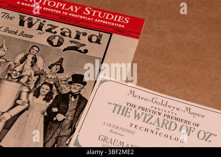 Una copia di un biglietto per la prima del Mago di Oz della Metro-Goldwyn-Mayer il 15 agosto 1939, al Grauman's Chinese Theatre, insieme a un opuscolo. Foto Stock