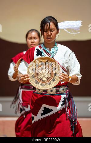 Ballerine indiane, ballo di cesto, cerimonia intertribale Gallup, New Mexico USA Foto Stock