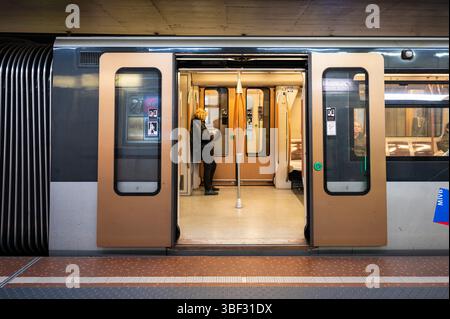 Carrozza della metropolitana alla stazione di Madou, Saint Josse, Bruxelles, Belgio. 28 maggio 2025 Foto Stock