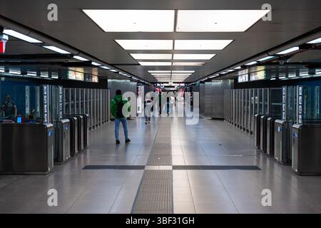 Corridoio della metropolitana e controllo dell'accesso alla biglietteria presso la stazione Madou, Saint Josse, Bruxelles, Belgio 28 maggio 2025 Foto Stock