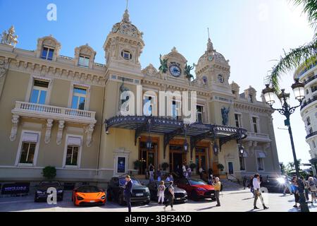 Ingresso classico al Casinò di Monte Carlo, Auto e persone, Monaco Foto Stock