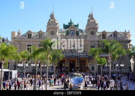 La panoramica sul Casinò di Monte Carlo, con gente, Monaco Foto Stock
