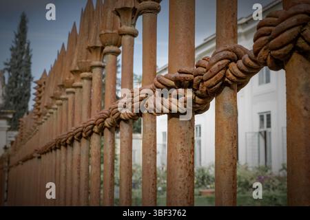 Cordicella in ferro battuto rugginito simile a quella del cancello Foto Stock
