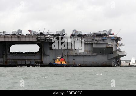 L'U.S.S. George H. W. Bush è ancorato nel Solent al largo di Gosport. Con 100.000 tonnellate e quasi 1.100 piedi di lunghezza, la portaerei classe "Nimitz" W Foto Stock