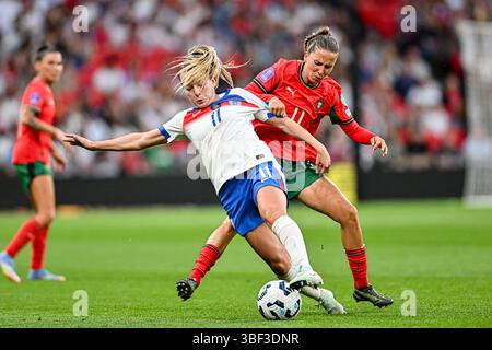 Lauren Hemp (11 Inghilterra) ha sfidato Tatiana Pinto (11 Portogallo) durante la partita del gruppo 3 della UEFA Women's Nations League tra Inghilterra e Portogallo allo Stadio di Wembley, Londra, venerdì 30 maggio 2025. (Foto: Kevin Hodgson | mi News) crediti: MI News & Sport /Alamy Live News Foto Stock