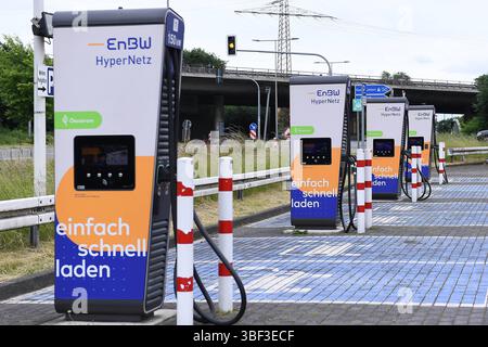 Ladestation für Elektrofahrzeuge BEI einer Ladestation für Elektrofahrzeuge handelt es sich um eine für Elektrofahrzeuge konzipierte Ladestation. Im Gegensatz zu Verbrenner-PKW, Die praktisch nur an öffentlichen Tankstellen aufgetankt werden können bzw. dürfen, können Elektrofahrzeuge an privaten Stellplätzen geladen werden und benötigen dann nur für größere Fahrten öffentliche Ladepunkte. *** Stazione di ricarica per veicoli elettrici Una stazione di ricarica per veicoli elettrici è una stazione di ricarica progettata per veicoli elettrici in contrasto con le auto a combustione, che può o può essere rifornita solo a p Foto Stock