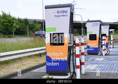Ladestation für Elektrofahrzeuge BEI einer Ladestation für Elektrofahrzeuge handelt es sich um eine für Elektrofahrzeuge konzipierte Ladestation. Im Gegensatz zu Verbrenner-PKW, Die praktisch nur an öffentlichen Tankstellen aufgetankt werden können bzw. dürfen, können Elektrofahrzeuge an privaten Stellplätzen geladen werden und benötigen dann nur für größere Fahrten öffentliche Ladepunkte. *** Stazione di ricarica per veicoli elettrici Una stazione di ricarica per veicoli elettrici è una stazione di ricarica progettata per veicoli elettrici in contrasto con le auto a combustione, che può o può essere rifornita solo a p Foto Stock