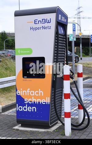 Ladestation für Elektrofahrzeuge BEI einer Ladestation für Elektrofahrzeuge handelt es sich um eine für Elektrofahrzeuge konzipierte Ladestation. Im Gegensatz zu Verbrenner-PKW, Die praktisch nur an öffentlichen Tankstellen aufgetankt werden können bzw. dürfen, können Elektrofahrzeuge an privaten Stellplätzen geladen werden und benötigen dann nur für größere Fahrten öffentliche Ladepunkte. *** Stazione di ricarica per veicoli elettrici Una stazione di ricarica per veicoli elettrici è una stazione di ricarica progettata per veicoli elettrici in contrasto con le auto a combustione, che può o può essere rifornita solo a p Foto Stock