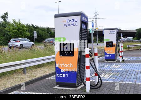 Ladestation für Elektrofahrzeuge BEI einer Ladestation für Elektrofahrzeuge handelt es sich um eine für Elektrofahrzeuge konzipierte Ladestation. Im Gegensatz zu Verbrenner-PKW, Die praktisch nur an öffentlichen Tankstellen aufgetankt werden können bzw. dürfen, können Elektrofahrzeuge an privaten Stellplätzen geladen werden und benötigen dann nur für größere Fahrten öffentliche Ladepunkte. *** Stazione di ricarica per veicoli elettrici Una stazione di ricarica per veicoli elettrici è una stazione di ricarica progettata per veicoli elettrici in contrasto con le auto a combustione, che può o può essere rifornita solo a p Foto Stock