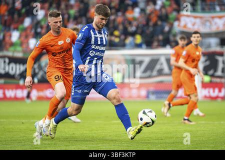 LUBIN, POLONIA - 11 APRILE 2025: Partita di calcio tra KGHM Zaglebie Lubin e Gornik Zabrze. In azione Dawid Kurminowski (L) Kryspin Szczesniak (R) Foto Stock