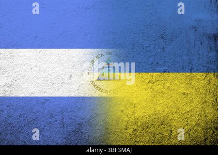 La Repubblica del Nicaragua bandiera nazionale con bandiera nazionale dell'Ucraina. Grunge sfondo Foto Stock