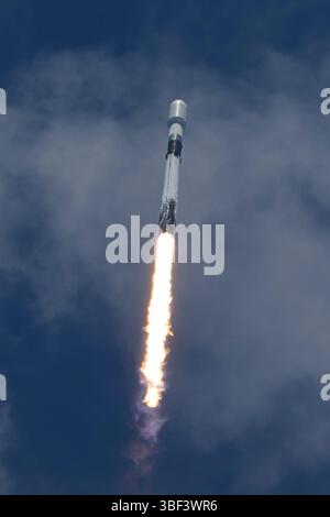Cape Canaveral, Florida, Stati Uniti. 30 maggio 2025. Un razzo Falcon 9 SpaceX viene lanciato dallo Space Launch Complex 40 alla Cape Canaveral Space Force Station (CCSFS), Florida, trasportando l'ottavo satellite GPS (Global Positioning System) 3 della U.S. Space Force il 30 maggio 2025 alle 13:37 EDT. (Immagine di credito: © Jennifer Briggs/ZUMA Press Wire) SOLO PER USO EDITORIALE! Non per USO commerciale! Foto Stock