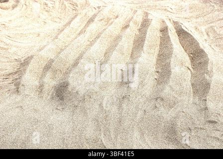 Mysterious Grooves in Sand – Abstract Structure of Unknown Origin Foto Stock