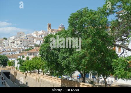 Vista panoramica della città vecchia di Altea con case bianche e la chiesa di nostra Signora della consolazione. Altea popolare destinazione turistica nella provincia di Alicante Foto Stock