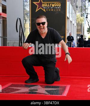 Los Angeles, Stati Uniti. 30 maggio 2025. Il comico Ricky Gervais si inginocchia durante una cerimonia di inaugurazione che lo onora con la 2.813esima stella della Hollywood Walk of Fame a Los Angeles venerdì 30 maggio 2025. Foto di Jim Ruymen/UPI credito: UPI/Alamy Live News Foto Stock