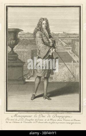 Luigi XIV (re di Francia), Parigi, Picart, Etienne, Bernardo, membri della famiglia reale francese, Ritratto di Luigi, Duca di Borgogna, al centro del margine - inciso, Duca di Borgogna e Delfino di Francia. E' su un ladro, un bastone in mano. Sullo sfondo una faccia sul giardino di Versailles. Al margine una didascalia di tre righe in francese., stampa, stampe di costumi, stampe, stampa in verso, Designé par B. Picart et se vendent a Paris rue St. jacques au Buste de Monseigneur, metà sotto - incisa, 1702, metà sotto - incisa, Monseigneur le Duc de Bourgogne, metà sotto la m Foto Stock