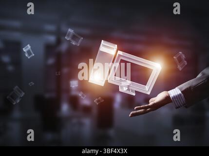 Stretta di mano imprenditore che mostra il vetro al cloud computing concetto. I supporti misti Foto Stock