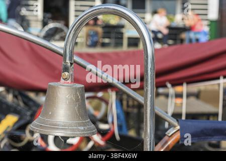 Ottone campana nave su una classica barca a vela. Close up Foto Stock