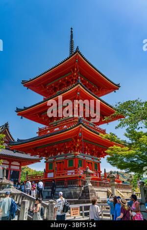 Pagoda a tre piani (Sanju-no-to) di Kiyomizu-dera a Kyoto, Giappone Foto Stock