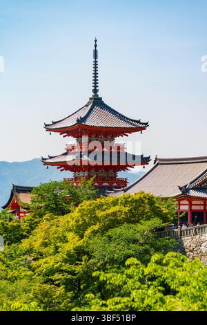 Pagoda a tre piani (Sanju-no-to) di Kiyomizu-dera a Kyoto, Giappone Foto Stock