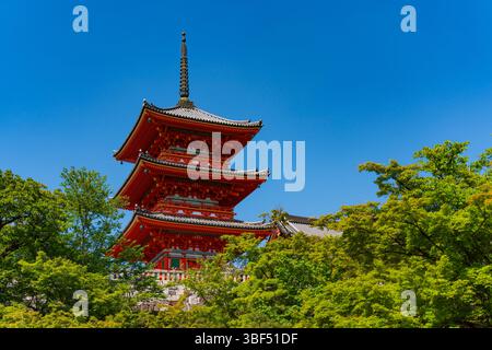 Pagoda a tre piani (Sanju-no-to) di Kiyomizu-dera a Kyoto, Giappone Foto Stock