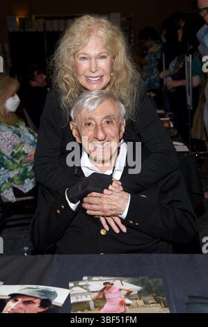Burbank, Stati Uniti. 30 maggio 2025. Loretta Swit, alias Margaret "Hot Lips" Houlihan nello show di successo M*A*S*H, è morta all'età di 87 anni per cause naturali nella sua casa a New York City, il 30 maggio 2025.--------------------------------------------------- Loretta Swit e Jamie Farr al 2022 Los Angeles Marriott Burbank Airport Hotel di Burbank, CALIFORNIA, il 1° luglio 2022 © OConnor/AFF-USA.com credito: AFF/Alamy Live News Foto Stock