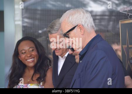 Angelique Jackson, Ted Sarandos, Ricky Gervais e Christopher Guest si sono messi insieme alla Hollywood Walk of Fame di Ricky Gervais il 30 maggio 2025, a Hollywood, California. Crediti: Sharon Graphics/Alamy Live News Foto Stock