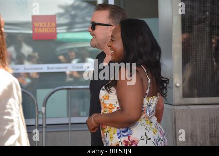 Ricky Gervais posa con Angelique Jackson, Senior Entertainment Writer presso Variety, durante la sua Hollywood Walk of Fame Star Ceremony il 30 maggio 2025, a Hollywood, California. Crediti: Sharon Graphics/Alamy Live News Foto Stock