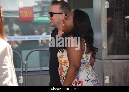 Ricky Gervais posa con Angelique Jackson, Senior Entertainment Writer presso Variety, durante la sua Hollywood Walk of Fame Star Ceremony il 30 maggio 2025, a Hollywood, California. Crediti: Sharon Graphics/Alamy Live News Foto Stock