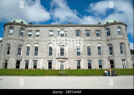 Enniskerry, Irlanda, 5 maggio 2025, Powerscourt House è una delle più belle proprietà di campagna in Irlanda. Foto Stock