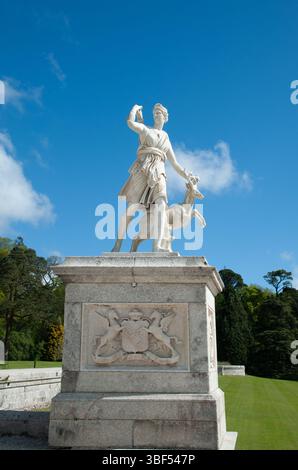 Enniskerry, Irlanda, 05 maggio 2025, statua della mitologica cacciatrice Diana a Powerscourt House, una delle più belle tenute di campagna di Irel Foto Stock