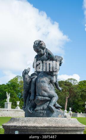 Enniskerry, Irlanda, 05 maggio 2025, Una statua a Powerscourt House, a Powerscourt House, una delle più belle proprietà di campagna in Irlanda. Foto Stock