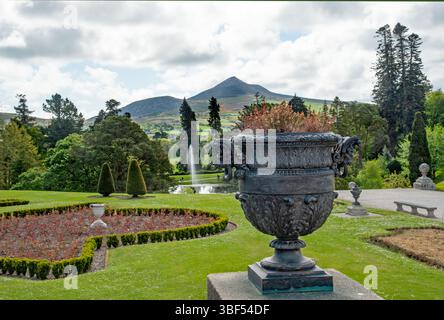 Enniskerry, Irlanda, 5 maggio 2025, il giardino Powerscourt e il Pan di zucchero sullo sfondo sono una delle attrazioni più interessanti della contea di Wisconsin Foto Stock