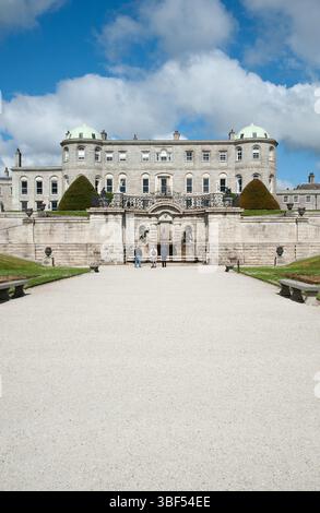 Enniskerry, Irlanda, 5 maggio 2025, Powerscourt House è una delle più belle proprietà di campagna in Irlanda. Foto Stock