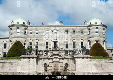 Enniskerry, Irlanda, 5 maggio 2025, Powerscourt House è una delle più belle proprietà di campagna in Irlanda. Foto Stock