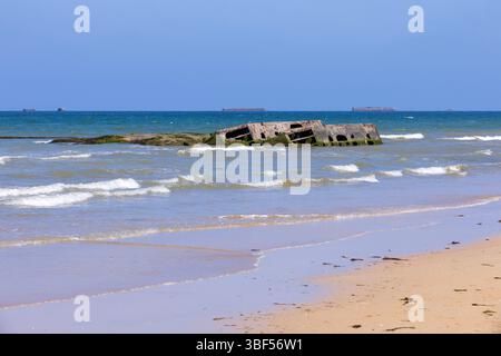 I resti di Mulberry Harbour B (Port Winston) utilizzati il D-Day per portare truppe, rifornimenti e veicoli ad Arromanches-les-Bains (Calvados), in Francia Foto Stock