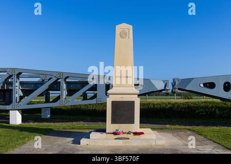 Il Royal Engineers Memorial commemorativo degli ingegneri che hanno costruito Mulberry Harbour B durante l'operazione Overlord ad Arromanches-les-Bains, Francia Foto Stock