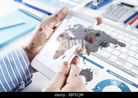 Le mani degli uomini tengono un telefono cellulare. Concetto di social media Foto Stock