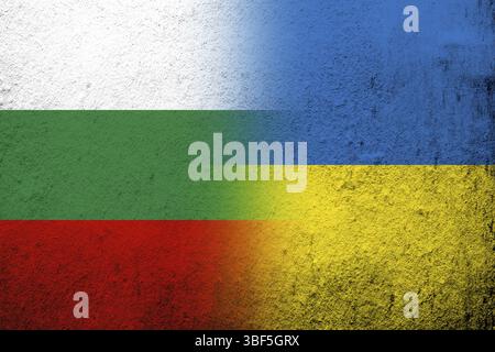 La Repubblica di Bulgaria bandiera nazionale con bandiera nazionale dell'Ucraina. Grunge sfondo Foto Stock