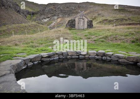 Bagno di acqua di sorgente calda esterno in Islanda. Nordic calma della natura Foto Stock