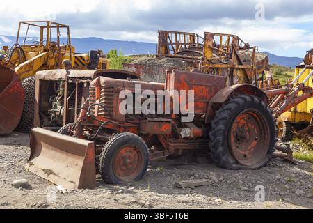 Vecchie e arrugginite weathered bulldozer. All'aperto tiro orizzontale Foto Stock