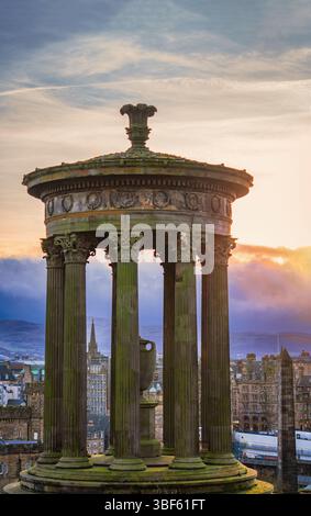 Calton Hill con monumenti e vista sulla città a Edimburgo, Scozia, Regno Unito Foto Stock