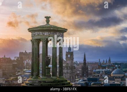 Calton Hill con monumenti e vista sulla città a Edimburgo, Scozia, Regno Unito Foto Stock